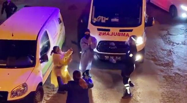 Araçla müzik yayını yapıldı, ambulanstan inen sağlıkçılar oynadı