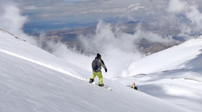 Artos Dağı'nda Van Gölü manzaralı snowboard keyfi
