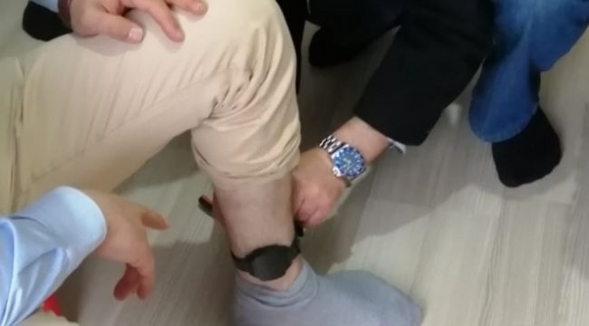 Ayak bileğine takılan elektronik kelepçe ile ev hapsi başladı
