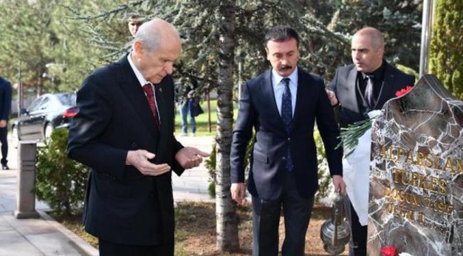 Bahçeli, Alparslan Türkeş'in mezarını ziyaret etti