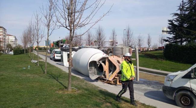 Bahçelievler'de beton mikseri yan yattı