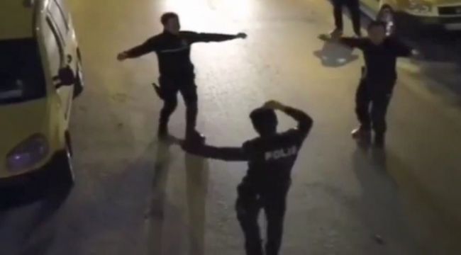 Balkondaki vatandaşlar çaldı, polisler oynadı