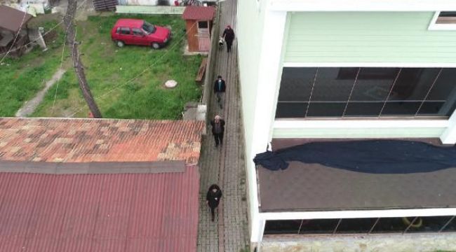 Dar sokakta sosyal mesafe kuralına uyuyorlar
