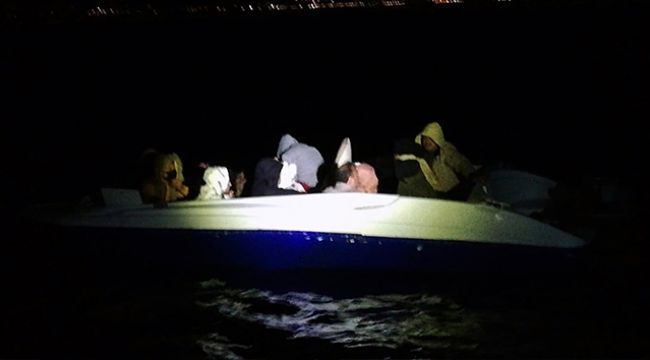 Denizde sürüklenen 13 sığınmacı kurtarıldı