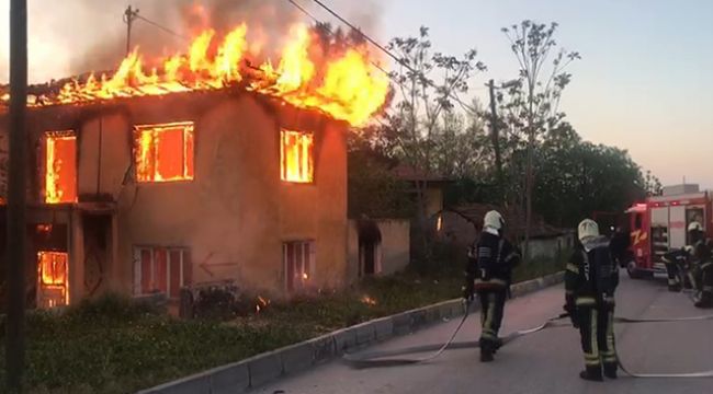 Denizli'de 2 katlı ev alev alev yandı