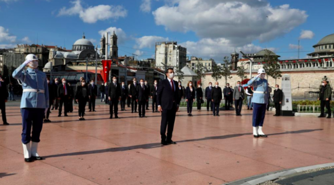 Taksim Cumhuriyet Anıtı'nda 23 Nisan töreni