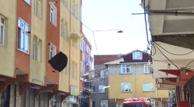 Esenler'de rüzgarda uçan çatı karşı apartmandaki dairenin içine girdi