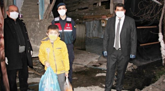 Evden çıkamayan çocuk, ‘yasal hakkım' diyerek jandarmadan cips istedi