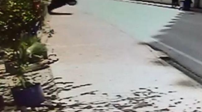 Evinin bahçesine otomobil düştü