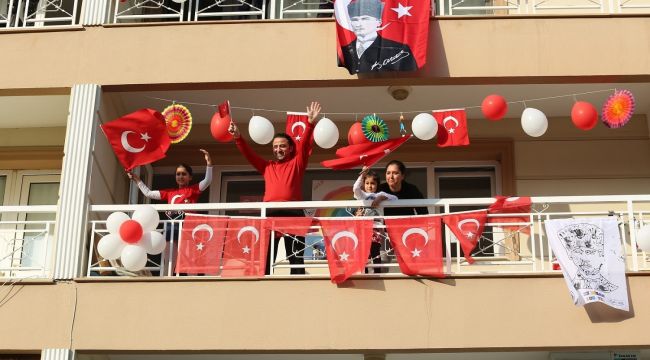   GAZİEMİR’İN BALKONLARINDA 23 NİSAN COŞKUSU