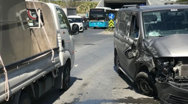 Gaziosmanpaşa'da 3 araç birbirine girdi