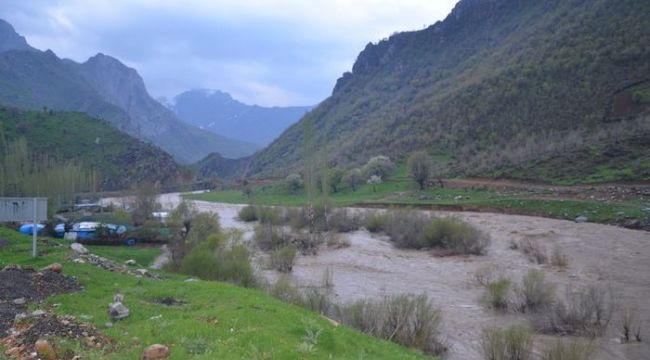 Habur taştı, tarla ve ahırlar sular altında kaldı