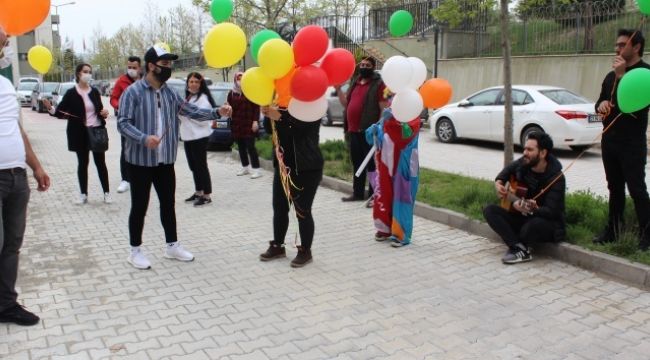 Hastanede tedavi gören çocuklara  23 Nisan kutlaması