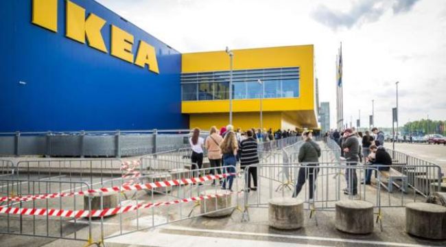 Hollanda&#039;da koronavirüs yasakları protesto edildi