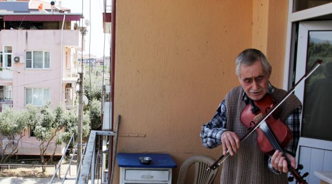 HUZUREVİ SAKİNİNDEN BALKON kONSERİ