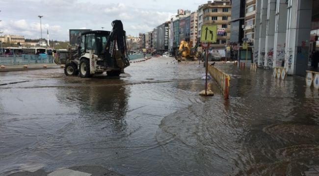 İSKİ ekiplerinin çalışması sırasında atık su borusu patladı