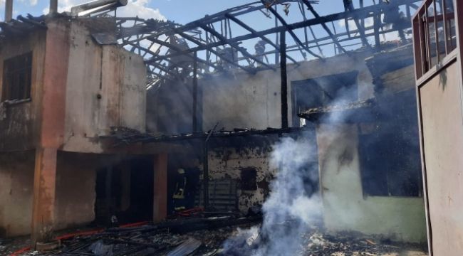 Isparta&#039;da çıkan yangında 2 katlı ev tamamen yandı