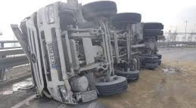 İstanbul'da beton mikseri devrildi