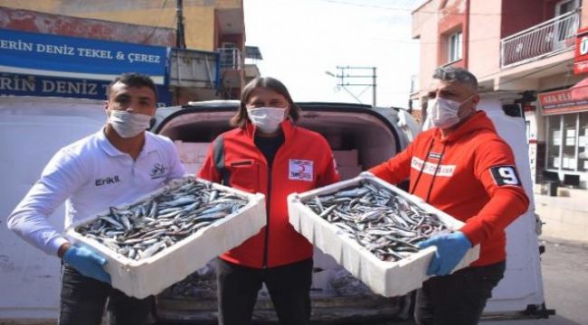 İZMİR'DE İHTİYAÇ SAHİPLERİNE 10 TON BALIK DAĞITILDI