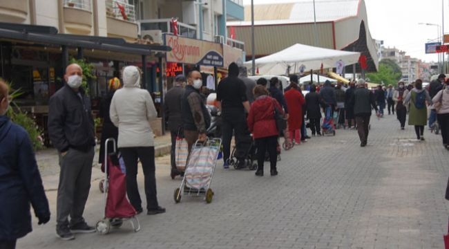 İzmir’deki pazar yerinde kuyruk oluştu