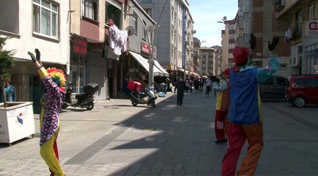 Kadınların balkon yarışması izleyenleri güldürdü