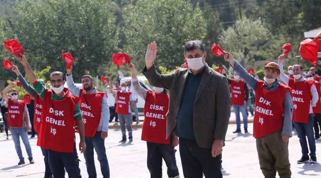 KARŞIYAKA’DA SOSYAL MESAFELİ ‘1 MAYIS’ TÖRENİ