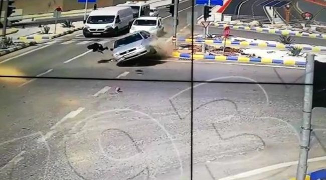 Kırmızı ışıkta geçen otomobil, yaya geçidindeki gence çarptı