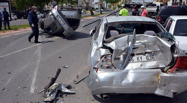 Kontrolden çıkan otomobil 5 araca çarptı