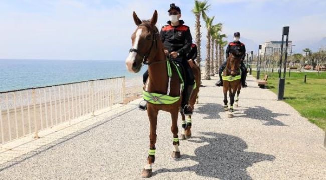 Konyaaltı Sahili'nde atlı devriye