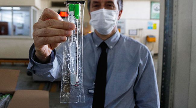 Koronavirüs testinde kullanılan çubuklar, el değmeden sterilize ediliyor