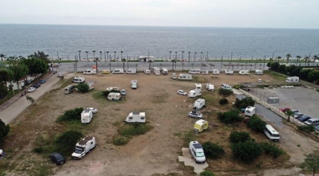 Koronaya karşı sosyal mesafeli karavanlarda izole yaşam
