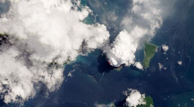 Krakatoa Yanardağı’nın faaliyete geçmesi uzaydan görüntülendi
