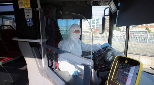 Metrobüs şoförleri virüsten korunmak için tulum giymeye başladı