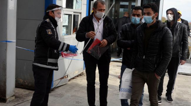 Metrobüs yolcularına bayrak dağıtıldı