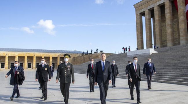 MİLLİ EĞİTİM BAKANI  SELÇUK ANITKABİR'İ ZİYARET ETTİ