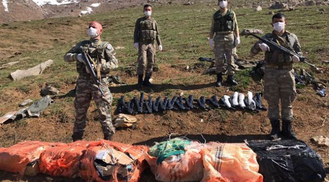 MSB: Hakkari- Şemdinli sınırında 16 tüfek ve kaçak sigaralar ele geçirildi