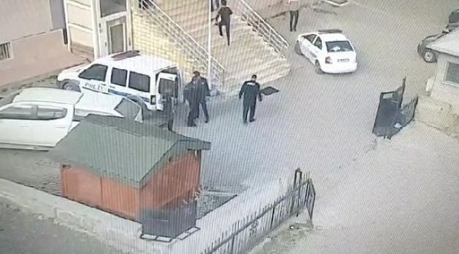 Nehre atlayan çocuğu iki polis kurtardı