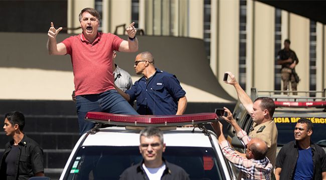 O isim Covid-19 önlemlerine karşı düzenlenen protestoya katıldı