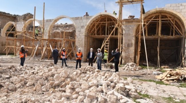 Obruk Hanı'nda restorasyon çalışmalarını sürdürüyor