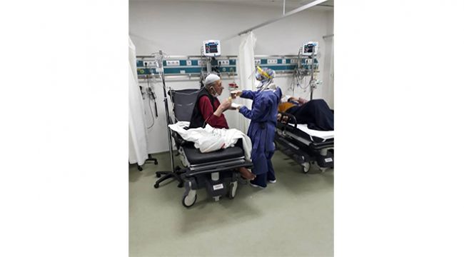 Orucunu açmadan önce hastasına yemek yedirdi