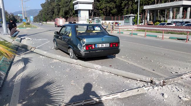 Otomobil, jandarma aracına çarptı