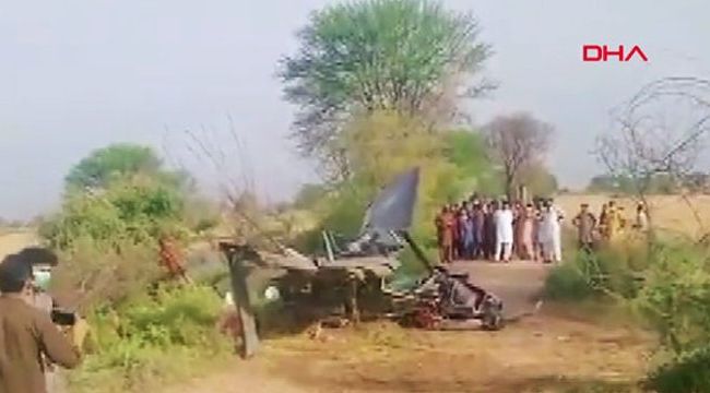 Pakistan’da askeri eğitim uçağı düştü