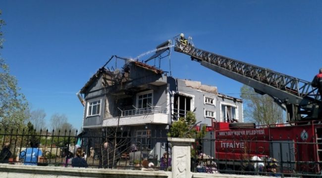 Patlayan televizyon evi yaktı