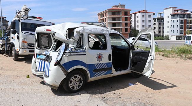 Polis aracı ile otomobil çarpıştı