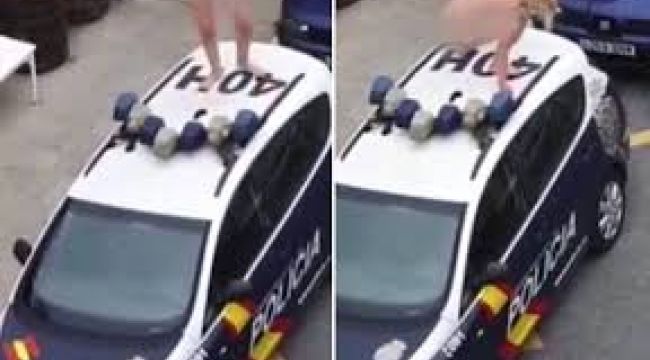 Polis aracının üzerine çıktı ve soyundu