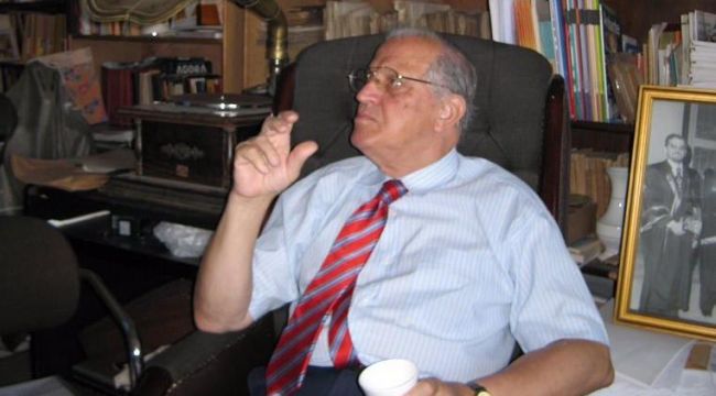 Prof. Ali Ülkü Azrak corona virüsü nedeniyle hayatını kaybetti