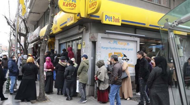 PTT şubelerinde yoğunluk oluştu