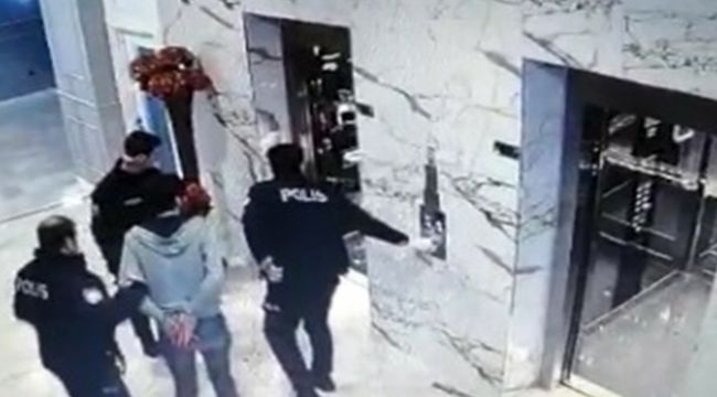 Rambo bıçağıyla önce arkadaşını sonra kendini bıçakladı