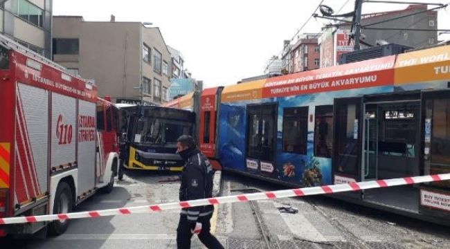 Raydan çıkan tramvay otobüse çarptı