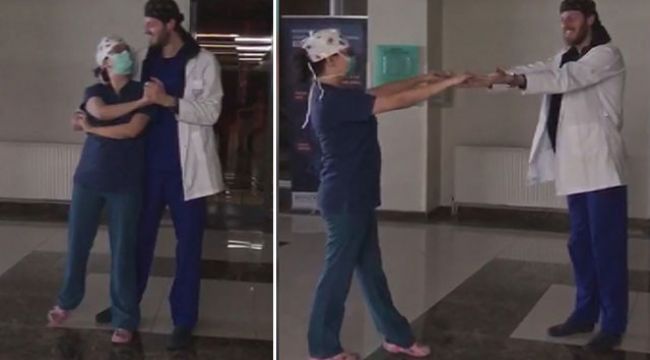 Sağlık çalışanı çift düğün danslarını hastane koridorunda yaptı
